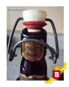 Un cuello de una botella de esta cerveza, edición 1987, que encuentran en MercadoLibre