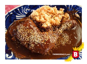 ¿A poco no se antoja este Mole con una buena cerveza?