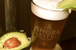 Servida con una rodaja de aguacate, esta Avocado Ale. Imagen cortesía de Angel City Brewery