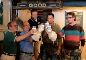 Los maestros de Dogfish Head, brindando con una Celest-Jewel-Ale