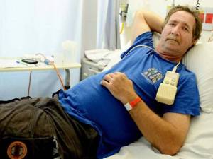 El "Valiente Rod": casual, después de beberse una cerveza y ser mordido por la serpiente más venenosa de Australia.