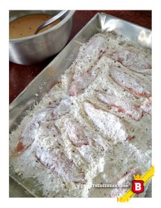 Asegúrate de cubrir bien de harina las tiras de pollo, antes de mandarlas al batter.